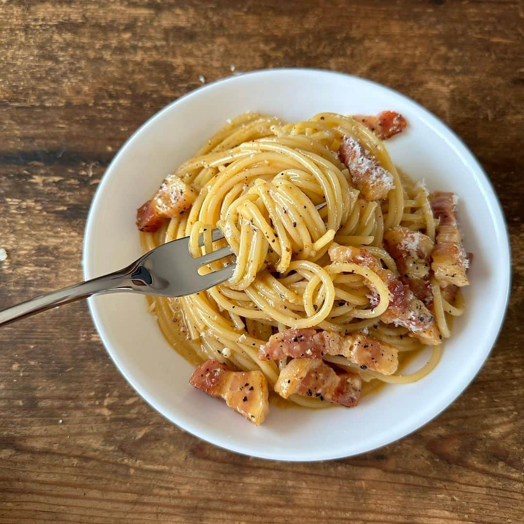 Tesshiさんのインスタグラム写真 - (TesshiInstagram)「カルボナーラ Carbonara #yummy #homemade #healthy #pasta #spaghetti #carbonara #egg #bacon #おいしい #パスタ #スパゲッティ #カルボナーラ #卵 #ベーコン #マカロニメイト #フーディーテーブル #手作り  オリーブオイル大1〜2、ベーコン40g、黒胡椒大1、ゆで汁大1〜2 卵1個＋パルミジャーノ・レッジャーノ20g＋ゆで汁大1 お湯1L、塩小2、麺100g 1~2 tbsp olive oil, 40g bacon, 1 tbsp pepper, 1~2 tbsp pasta water 1 egg and 20g Parmigiano Reggiano with 1 tbsp pasta water… 1L boiled water, 2 tsp salt and 100g spaghetti   とびきりおいしい家パスタ 紙の本も電子書籍も好評販売中」7月26日 21時59分 - tmytsm