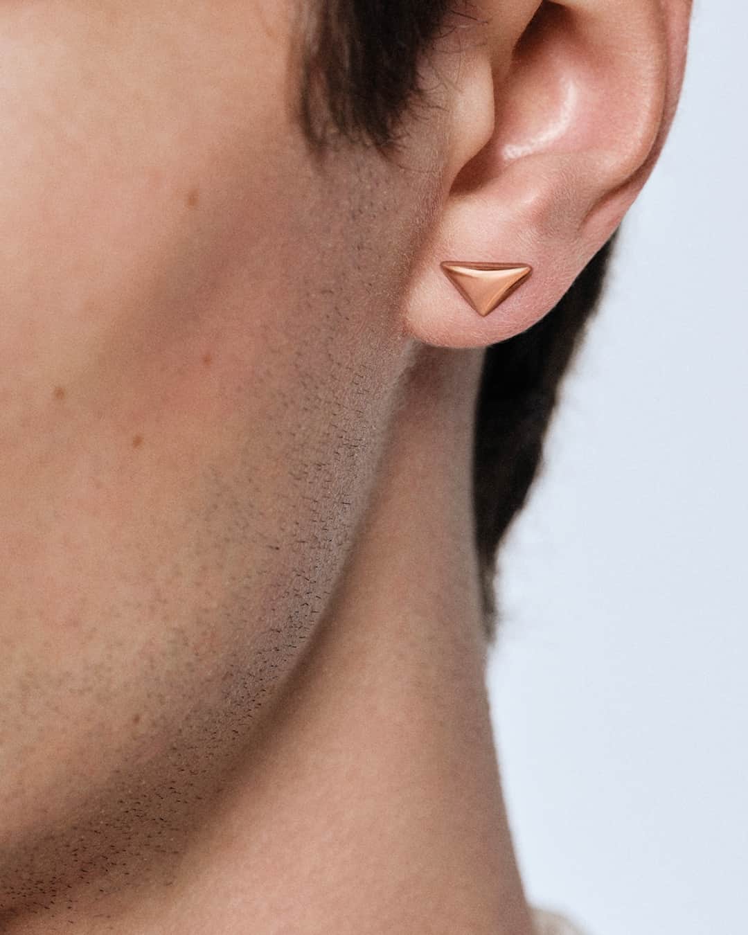 プラダさんのインスタグラム写真 - (プラダInstagram)「The Prada nano triangle earring: the essence of an icon.  Discover more via link in bio.  #PradaFineJewelry #Prada」7月26日 22時00分 - prada
