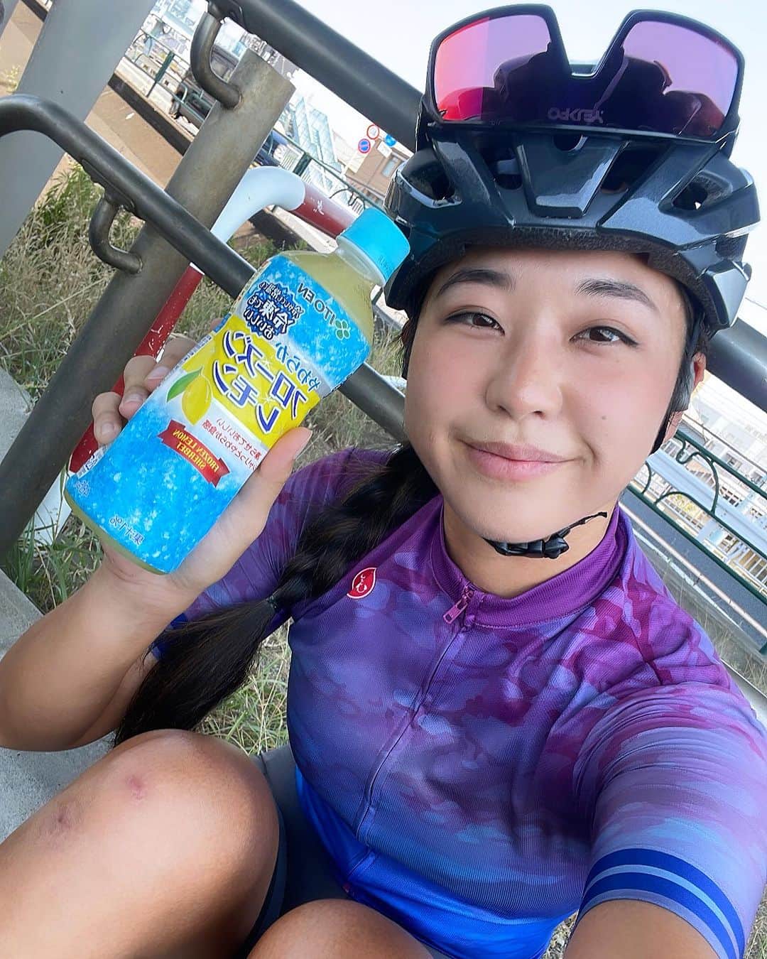 平良エレアさんのインスタグラム写真 - (平良エレアInstagram)「今日は軽く荒川ライドへ🚴‍♀️✨  珍しく @hii_road が荒川に来たから✨ 北上してカフェ行く予定だったけど暑過ぎて予定変更✌️  近くの海鮮屋に行って🐟 美味しい海鮮丼食べてきたー💙  話止まらなくていろいろ話するけど いつも何の話したか忘れる🤪笑  明日もライドだし暑いし🫠 暑さ対策しっかりして夏ライドも楽しむぞー✌️  #ロードバイク女子 #ロードバイク #ロードバイクのある風景 #ロードバイクのある生活 #cycling #자전거 #로드 #cyclistlife #cyclinglife #cyclist #cyclinglifestyle #instacycle #instacycling  #LivCOMMITTED #わたしとLiv」7月26日 22時02分 - erea0301