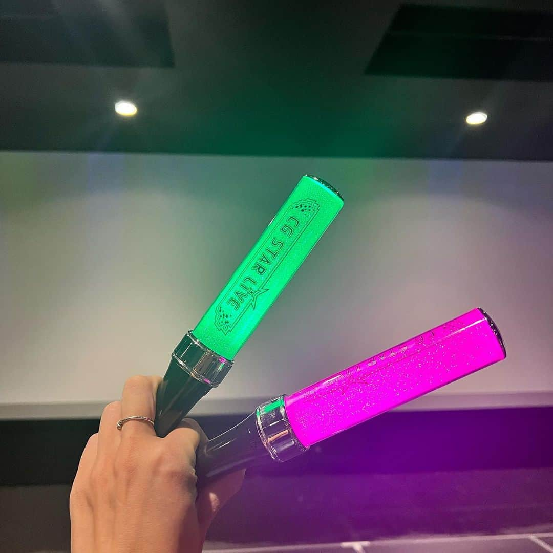 May’nさんのインスタグラム写真 - (May’nInstagram)「マクロスFポップアップステージ、観に行きました💚💗  目の前でシェリルとランカが歌い踊りMCまでしてくれる！！  ほんっとに目の前にシェリルとランカがいて、思わず、うわあ🥲💗って声が出ちゃった。  ほんとにそこにいるの！！ライブしてるの！！ すごすぎる！！  セトリについてたくさん話したいけど、、、一つだけどうしても書きたいことがあります。  サヨナラノツバサ、泣きました。  どうしてもサヨナラノツバサって最後に命削り切る曲だから。  アニメのシェリルも そして、そんなアニメのシェリルを降ろして歌うFのライブのときの私の歌も  命削りながら、 今ここで死んでもいいっていうくらい強い覚悟でこの曲は歌ってる。  だから 美しく可愛く この曲を、大好きな"歌"として自分のため・ファンのために歌っているシェリルにめちゃくちゃ泣けました。  愛してる、が ちゃんと"愛してる"っていう本来の、ポジティブな意味での"愛してる"をちゃんと届けてるシェリルをみて  泣いちゃいました。  あああ こんなパフォーマンスをするなら、そっちバージョンの歌も録ったのに！！笑  戦いが終わって バジュラの襲撃もなくて コンサートを当たり前に楽しみにできて 健康なシェリルが元気いっぱい美しくかっこよくかわいく目の前にいるってことに めちゃくちゃ感動しちゃったんだよ、、、  自分の歌声を聴きながらのライブってどんな感じなのかなあって思ったけど、 思いっきりシェリルのファンとして楽しんじゃったなあ🫶  シェリルこういう動きもするんかあ！とか 暗転中も可愛いなあとか。(笑  でもときどきMay'nみがあって ああMay'nさんと似てるなあ、そこちょっと顔しかめるよねえ、とかっていう謎の感情でみてた。  部員の感情？？笑  今回Cをみせていただいて あと、とてもお気遣いいただいて特別貸切の状態でみせていただいたんだけど、(ありがとうございます！)  みんなに紛れて観たいなあ。笑  大好きな曲をみんなと一緒に思いっきり楽しんで観る！  こんな楽しみ方、滅多にできないんだからね！でしょーーー！！！！？？  サインもさせていただきました。  ぜひみなさんまだまだお楽しみくださいねっ。  #マクロスF #マクロスFポップアップステージ #マクロスシティ #サンシャインシティ #シェリル」7月26日 22時03分 - mayn1021