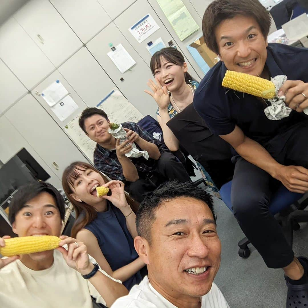 佐藤裕二さんのインスタグラム写真 - (佐藤裕二Instagram)「会社の人が、とうもろこしをくれました🌽 という訳で、みんなで「うましゅ〜ん！」 ごちそう様でした🙏  3枚目、何泳ぎでしょう。  #とうもろこし#うましゅん  #メーテレ#アナウンサー #アップ#ドデスカ#世界水泳福岡  #あしたもいい日」7月26日 22時07分 - karaage_satou