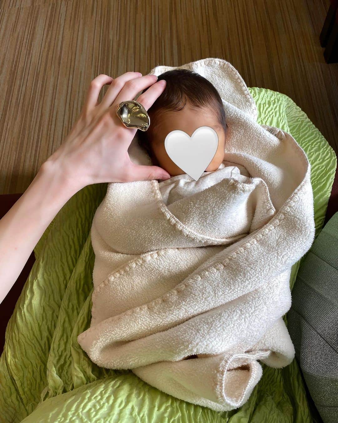 平木愛美のインスタグラム：「生後2ヶ月を迎えたべびるるくん。 . . 1ヶ月〜な、るるくんは、、、🤴🩵 こんなにお顔も身体も膝上におさまりきるくらいにちっちゃくて（1枚目、まだほぼ産まれた時のままサイズくらい🤳）  まだ新生児感のふにゃふにゃほそほそだったんだけど １ヶ月検診をおえてからは べびまるの時にはなかったような？ぷくぷく、ずっしりと"boy"て感じで成長中💫 腕にもずしーーーんと重みがあります。  マミーの姿を目で追いかけてくれるようになったり。💕  脚のキックの力でぐいぐいと ベッドの中で動きが出てきて、気付いたらるるくんの位置が動いてるように！ 身体がくるんと、、まっすぐ寝かせてたはずが、脚がベビーベッドの柵のほうにあったりとか🦕✨🪞  🍼もたっぷり飲んで、 今回オーガニックのミルクにしてみたり！ そしたらうんちのカラーが全然ちがったり😮  自分のおてて✊🧡 を見つけて。ちゅぱちゅぱと舐めたりひとさし指を咥えてみたり ぐー！のこぶしのままがぶーっと、咥えて、吸いついたりしております👶🏼笑  抱っこ紐でびゅー！したり、バウンサーでびゅー！したり どちらも心地良いみたいで、 泣いてる時とか良い感じに落ち着いてくれたり😌💕  抱っこで膝の上で向き合って、 お喋りしたり、戯れたり、 癒され時間もたくさん。👶🏼♥️愛  可愛くて可愛くて。 大好きだよお！！！大切だよお！愛してるよーーー！ あいらーびゅーだよー！！！！！  二人目だと写真も全然少なく？撮らなく？なる、と聞く気がしたものの、何気に全くそんなことがなく…べびまるにプラスでものすごいペースでデータが増える日々です。笑  ねえね、な、まるちゃんもこの頃はとっても可愛がってくれて。 "るるくーーーん！"と頭を撫でたり "だいすきする"とぎゅー。したり。💗 これは母のために、、"まるちゃんがしゃーわ（沐浴）いれるー！！！"とお手伝いしてくれたり泣🛁 とっても可愛い尊いふたり🤴👸  ふたりに全力となると、やっぱり二人育児はハードで、日々わたわたてんやわんやな母です。🫨🍒 愛おしくて可愛くて、大切で。ずっとずっと記憶していたい。」