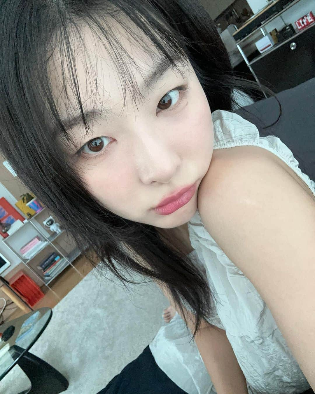 スルギさんのインスタグラム写真 - (スルギInstagram)「안녕 잘지내? 난 잘지내🥹🥹」7月26日 22時08分 - hi_sseulgi