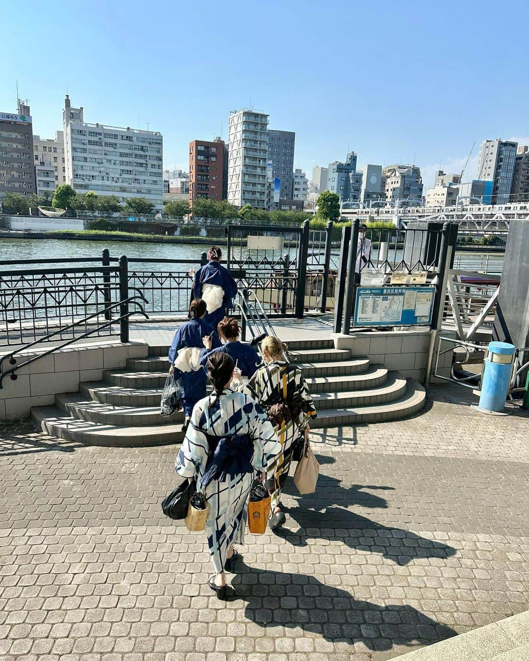 miho uesugiさんのインスタグラム写真 - (miho uesugiInstagram)「関東店長で屋形船🚤🎐 ㅤㅤㅤㅤㅤㅤㅤㅤㅤㅤㅤㅤㅤ #Kastane_yukata を着て行きました！ 数年ぶりの浴衣発売、買うに決まっている。 ㅤㅤㅤㅤㅤㅤㅤㅤㅤㅤㅤㅤ ㅤㅤㅤㅤㅤㅤㅤㅤㅤㅤㅤㅤㅤ  とても豪華なお食事に素敵な接客、なんとカラオケ設備もついていて大盛り上がり！！（高本さんという所です🚤） 途中停船して、デッキでお台場を一望！！ とても楽しい時間を過ごせました☺️  ㅤㅤㅤㅤㅤㅤㅤㅤㅤㅤㅤㅤㅤ  ㅤㅤㅤㅤㅤㅤㅤㅤㅤㅤㅤㅤㅤ #浴衣#浴衣コーデ#ヘアアレンジ#屋形船#浅草#お揃い#お揃いコーデ#Kastane#Kastane舞浜#Kastane_ootd#骨格ウェーブ#イエベ春#コーディネート#今日のコーデ#コーデ#兵児帯#お団子ヘア#お団子#ビール#隅田川#30代ファッション#30代コーデ#カスタネ#低身長#低身長コーデ#サンダル#夏#夏コーデ#東京」7月26日 22時21分 - uepoooning