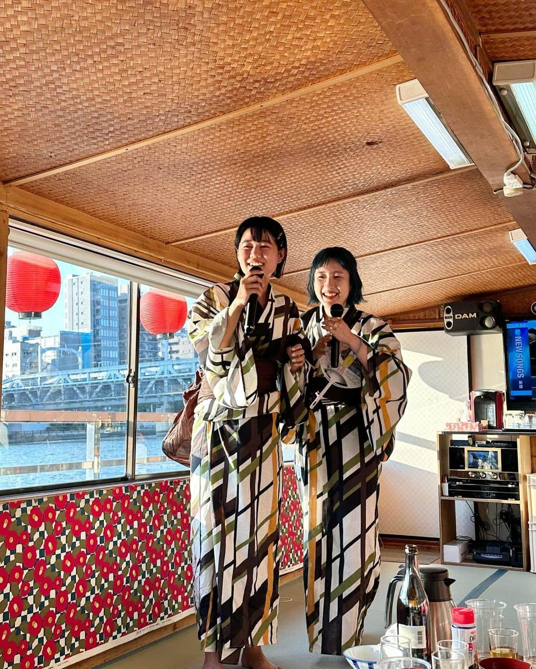 miho uesugiさんのインスタグラム写真 - (miho uesugiInstagram)「関東店長で屋形船🚤🎐 ㅤㅤㅤㅤㅤㅤㅤㅤㅤㅤㅤㅤㅤ #Kastane_yukata を着て行きました！ 数年ぶりの浴衣発売、買うに決まっている。 ㅤㅤㅤㅤㅤㅤㅤㅤㅤㅤㅤㅤ ㅤㅤㅤㅤㅤㅤㅤㅤㅤㅤㅤㅤㅤ  とても豪華なお食事に素敵な接客、なんとカラオケ設備もついていて大盛り上がり！！（高本さんという所です🚤） 途中停船して、デッキでお台場を一望！！ とても楽しい時間を過ごせました☺️  ㅤㅤㅤㅤㅤㅤㅤㅤㅤㅤㅤㅤㅤ  ㅤㅤㅤㅤㅤㅤㅤㅤㅤㅤㅤㅤㅤ #浴衣#浴衣コーデ#ヘアアレンジ#屋形船#浅草#お揃い#お揃いコーデ#Kastane#Kastane舞浜#Kastane_ootd#骨格ウェーブ#イエベ春#コーディネート#今日のコーデ#コーデ#兵児帯#お団子ヘア#お団子#ビール#隅田川#30代ファッション#30代コーデ#カスタネ#低身長#低身長コーデ#サンダル#夏#夏コーデ#東京」7月26日 22時21分 - uepoooning