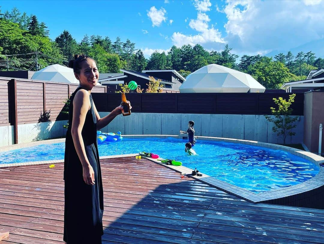 青木裕子さんのインスタグラム写真 - (青木裕子Instagram)「先日、 ママ友親子と、 山中湖のプライベートヴィラグランピング富士山中湖 @pvgfujiyamanakako_official  に行ってきました。  子どもも大人も、大はしゃぎでした。  私が写っている写真は雲がモクモクですが、富士山が目の前の絶景プール！←3枚目。  バーベキュー、花火、スイカ割りと夏を満喫できました^_^  帰りには忍野しのびの里 @oshinoninja22  へ。 しっかり忍者になって、 すっかり忍者にハマりました。  #2枚目の写真 #スイカとビールが乾杯」7月26日 22時22分 - yukoaoki_official