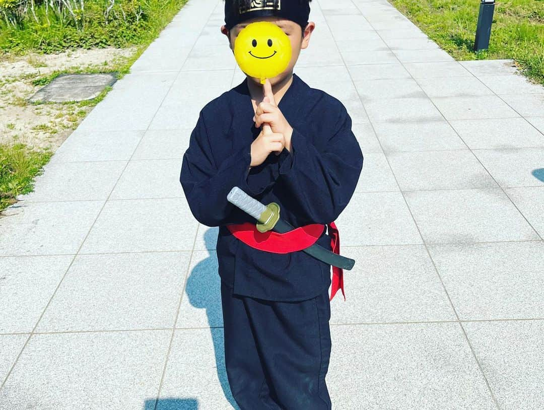 青木裕子さんのインスタグラム写真 - (青木裕子Instagram)「先日、 ママ友親子と、 山中湖のプライベートヴィラグランピング富士山中湖 @pvgfujiyamanakako_official  に行ってきました。  子どもも大人も、大はしゃぎでした。  私が写っている写真は雲がモクモクですが、富士山が目の前の絶景プール！←3枚目。  バーベキュー、花火、スイカ割りと夏を満喫できました^_^  帰りには忍野しのびの里 @oshinoninja22  へ。 しっかり忍者になって、 すっかり忍者にハマりました。  #2枚目の写真 #スイカとビールが乾杯」7月26日 22時22分 - yukoaoki_official