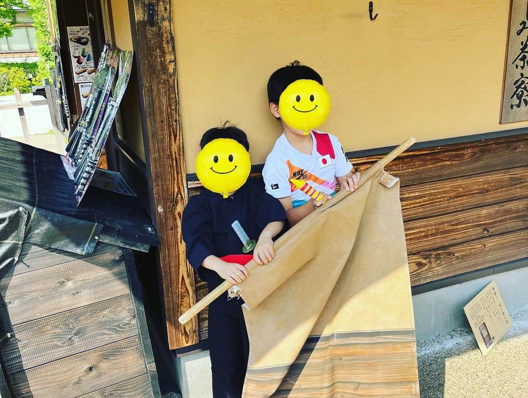 青木裕子さんのインスタグラム写真 - (青木裕子Instagram)「先日、 ママ友親子と、 山中湖のプライベートヴィラグランピング富士山中湖 @pvgfujiyamanakako_official  に行ってきました。  子どもも大人も、大はしゃぎでした。  私が写っている写真は雲がモクモクですが、富士山が目の前の絶景プール！←3枚目。  バーベキュー、花火、スイカ割りと夏を満喫できました^_^  帰りには忍野しのびの里 @oshinoninja22  へ。 しっかり忍者になって、 すっかり忍者にハマりました。  #2枚目の写真 #スイカとビールが乾杯」7月26日 22時22分 - yukoaoki_official