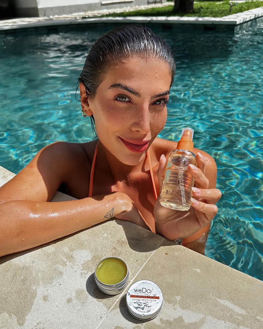Rachel Apollonioのインスタグラム：「Tudo que eu preciso na minha mala  de viagem são produtinhos de cuidado como esses da @wedo_brasil que são super práticos, dois em um só produto ✨  O óleo é maravilhoso pro cabelo e pele, e o balm protege as pontas do cabelo e tbm os lábios 💋 e também tem o shampoo em barra pro cabelo e corpo! Além da performance profissional, são sustentáveis 🫶  #JuntosWeDo #BelezaSustentável #publi」
