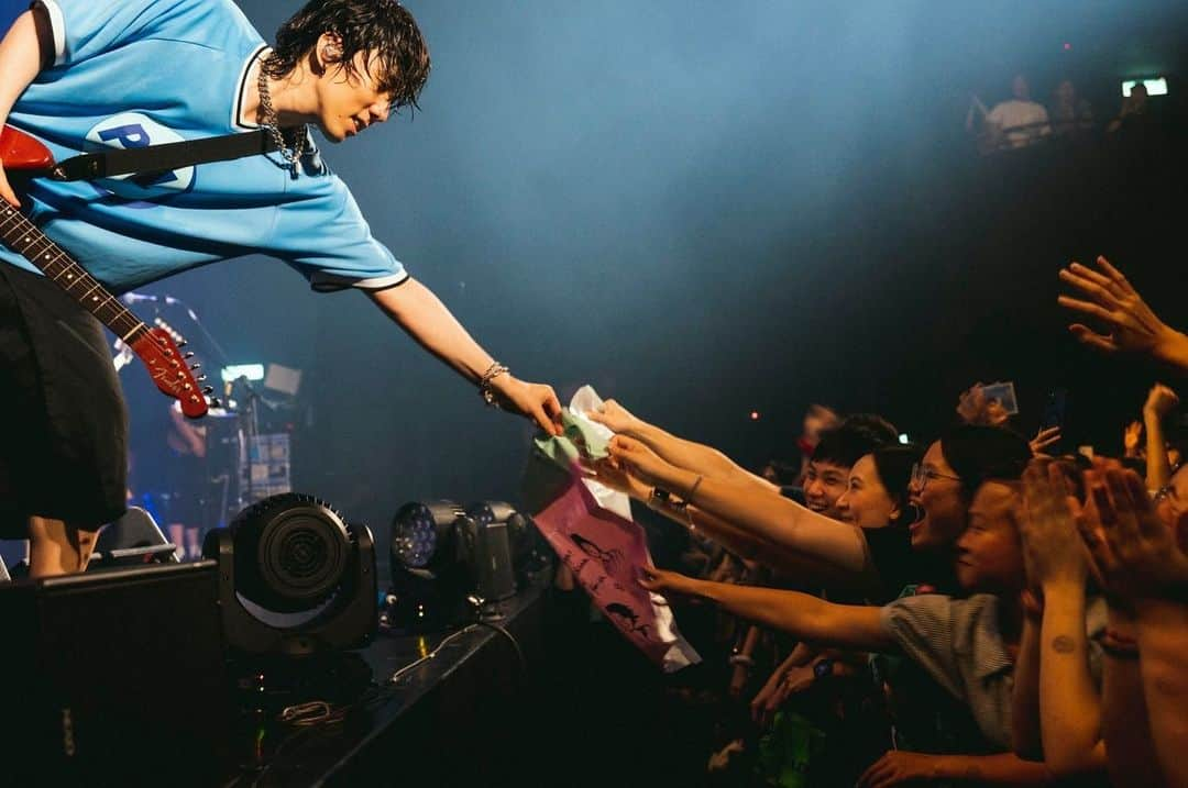 野田洋次郎さんのインスタグラム写真 - (野田洋次郎Instagram)「Malaysia!!🇲🇾 First trip to your Country was incredible!! You guys killed it. Thank you so much for your peaceful love & energy. LOVE LOVE!!  WE WILL MEET AGAIN ❤️‍🔥🌹❤️‍🔥  #radwimpsasiantour2023  #Malaysia #kualalumpur   📷 @takeshiyao」7月26日 22時17分 - yoji_noda