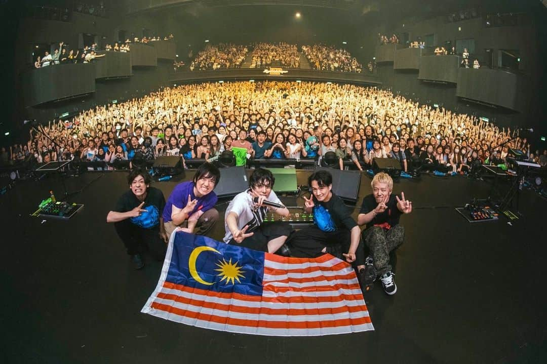 野田洋次郎さんのインスタグラム写真 - (野田洋次郎Instagram)「Malaysia!!🇲🇾 First trip to your Country was incredible!! You guys killed it. Thank you so much for your peaceful love & energy. LOVE LOVE!!  WE WILL MEET AGAIN ❤️‍🔥🌹❤️‍🔥  #radwimpsasiantour2023  #Malaysia #kualalumpur   📷 @takeshiyao」7月26日 22時17分 - yoji_noda