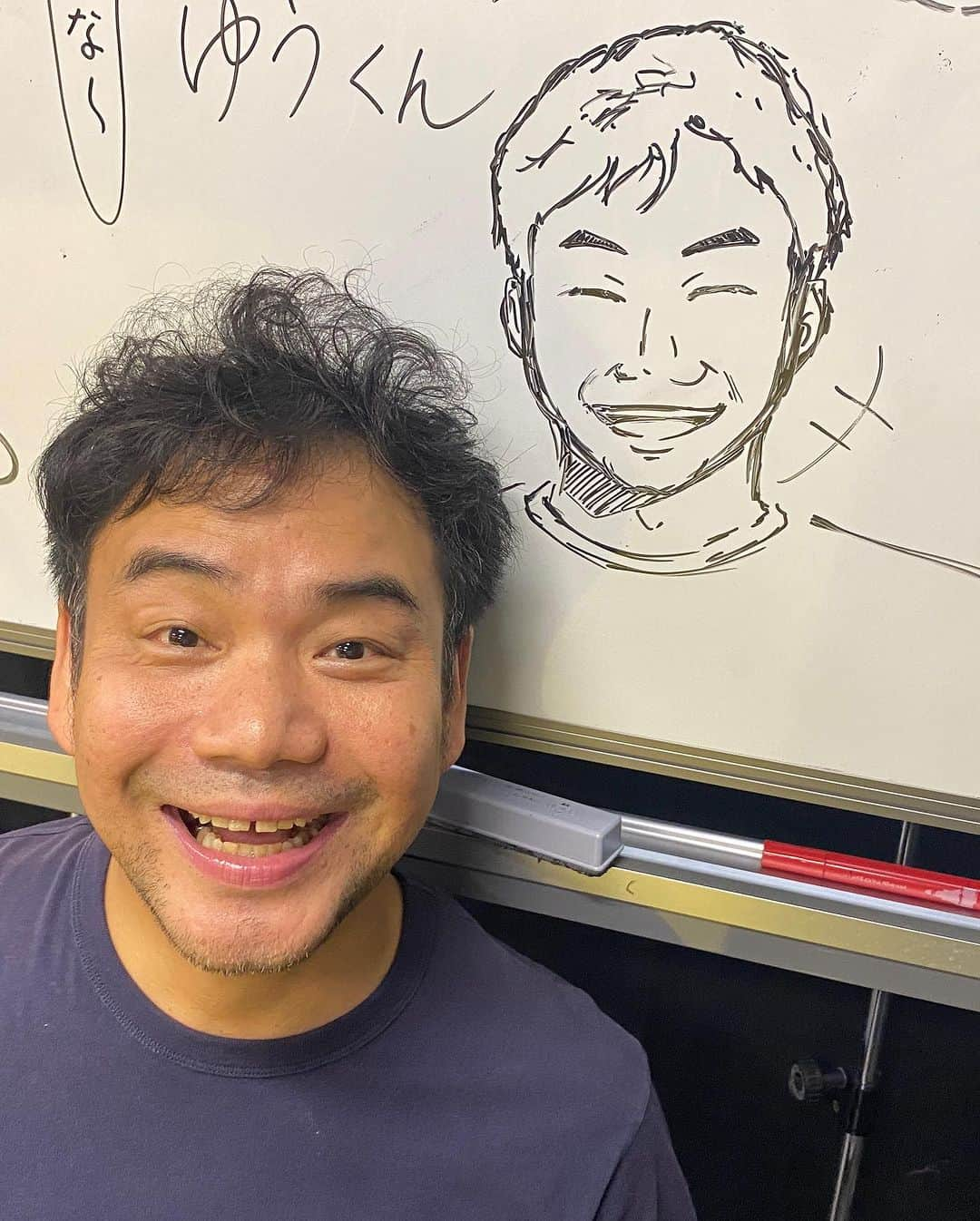 山本栄治さんのインスタグラム写真 - (山本栄治Instagram)「舞台  『一度だけでも』  共演者  山中健太君  絵の才能が素晴らしい（演技もやけど）  山さん書いて欲しいとお願いしたら  3.5倍増しで書いてくれた😬  絵心あるの羨ましい‼️‼️  #一度だけでも #山中健太」7月26日 22時19分 - eiji7115