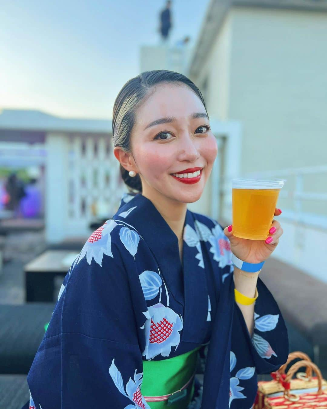 梅谷安里のインスタグラム：「🎆🎆🎆 何年ぶりかの天神祭花火👘 久しぶりに浴衣着て TGOOのルーフトップから🍉 みんなでワイワイ楽しかった〜🍻 #夏はやっぱりビール🍺 #ビールのCM待ってます🤭 #夏の思い出 #浴衣#天神祭 #花火大会」