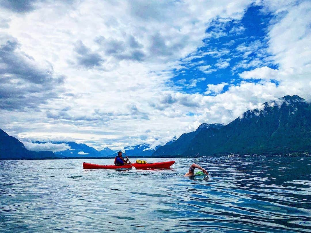 リアム・タンコックのインスタグラム：「Massive swim challenge by @marathon_swimmer85 Attempting to swim 70k the full length of Lake Geneva. He is currently 23k down and going well. He is raising awareness and funds for @pans_pandas_uk Support if you can 🏊‍♂️💦」