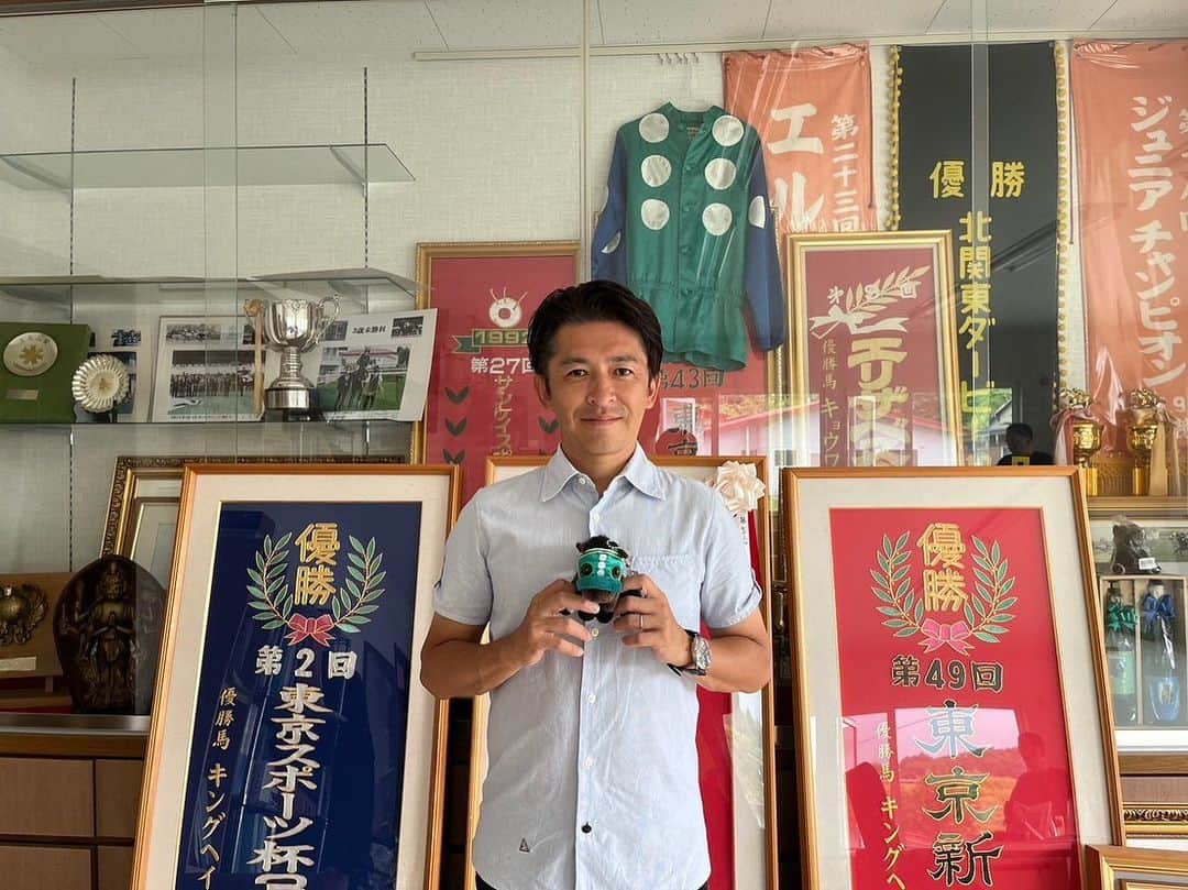 のインスタグラム：「セレクションセール終了！ 5戦5敗全敗でした😅 自分が見積もってた金額よりも価格が上回ってしまい、オーナーに迷惑をかけてしまった😓 来年以降参考にしてオーナーのニーズに合う馬をお勧めしなければと気持ちを新たにしました。 写真はコントレイルxヘイローフジの牡馬。 浅川オーナーに声を掛けてもらって預託させてもらう事になりました。母父キングヘイローという事でお声がけ頂き、めちゃくちゃ嬉しかった😆 良い結果をだして、少しでも受けた恩を返す事ができたらと。 頑張ります！  #福永祐一　#セレクションセール2023  #協和牧場　#キングヘイロー」