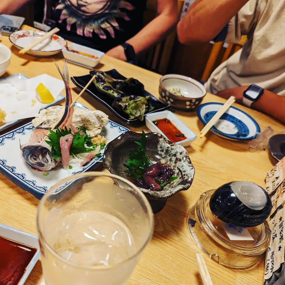 島田佳奈のインスタグラム：「夏休み2日目は、仲良しのイケメンふたりと昼呑み🍺 本命は海の家だったのだが、危険レベルな暑さだったので、夕方まで涼しいところへ避難したのは正解！」