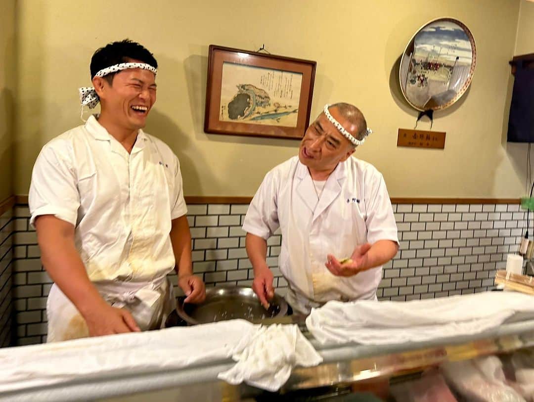 須藤元気さんのインスタグラム写真 - (須藤元気Instagram)「僕が寿司修行させて頂いた、神保町の吉野鮨が65年の歴史に幕を閉じることになりました。いつでも実家のように暖かく迎えてくれた場所なので寂しくなります。最後に握らせてもらいましたが、いつものように橋幸夫氏のモノマネをしながらダメ出しをしてくれました。ありがとうございます。#神保町」7月26日 22時25分 - sudogenki