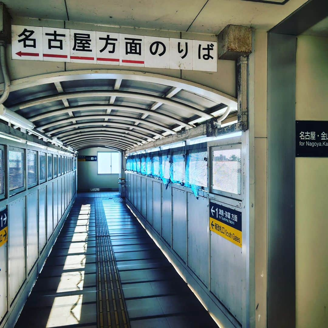 和田益典さんのインスタグラム写真 - (和田益典Instagram)「◆ナゴヤ記⑩  2023/7/17  名駅でひつまぶしを堪能してからは名鉄乗って隣町へ。  津島線に乗り換えて、あま市甚目寺へ。  重文の三重塔と門が２つあるので以前から訪れたかったお寺の一つでした。  サブアカ @temple_pagoda_temple にも書いてるので割愛しますが、とにかく暑すぎでマジやばかったです。  隣の駅にも目的地があったのですが、もう無理！ってことで、名古屋に戻って喫煙出来る喫茶店探して向かいました。  クリームソーダ１択でしたな。 . . #temple #pagoda #tower #sky #wooden #japan #culturalproperty #nagoya #甚目寺 #三重塔 #甚目寺駅 #名鉄 #甚目寺観音 #重要文化財 #スマホ写真 #ナゴヤ #名古屋 #クリームソーダ #酷暑 #鉄道旅 #愛知県 #あま市 #備忘録 #寺 #わだます寺社巡り #わだます塔巡り #塔 #文化財  #わだます尾張ナゴヤ記2023 .」7月26日 22時26分 - masunori_wada