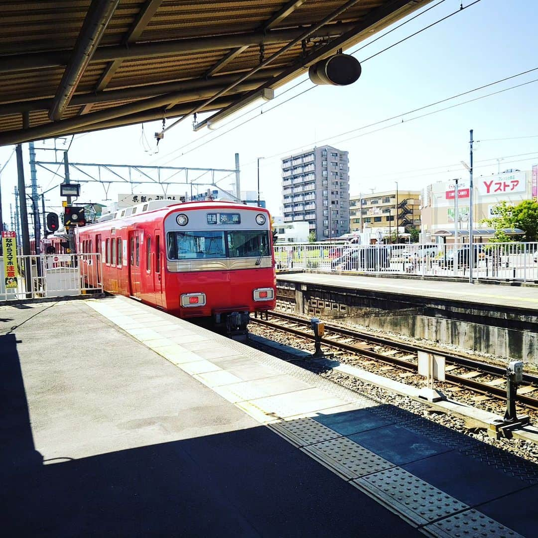 和田益典さんのインスタグラム写真 - (和田益典Instagram)「◆ナゴヤ記⑩  2023/7/17  名駅でひつまぶしを堪能してからは名鉄乗って隣町へ。  津島線に乗り換えて、あま市甚目寺へ。  重文の三重塔と門が２つあるので以前から訪れたかったお寺の一つでした。  サブアカ @temple_pagoda_temple にも書いてるので割愛しますが、とにかく暑すぎでマジやばかったです。  隣の駅にも目的地があったのですが、もう無理！ってことで、名古屋に戻って喫煙出来る喫茶店探して向かいました。  クリームソーダ１択でしたな。 . . #temple #pagoda #tower #sky #wooden #japan #culturalproperty #nagoya #甚目寺 #三重塔 #甚目寺駅 #名鉄 #甚目寺観音 #重要文化財 #スマホ写真 #ナゴヤ #名古屋 #クリームソーダ #酷暑 #鉄道旅 #愛知県 #あま市 #備忘録 #寺 #わだます寺社巡り #わだます塔巡り #塔 #文化財  #わだます尾張ナゴヤ記2023 .」7月26日 22時26分 - masunori_wada