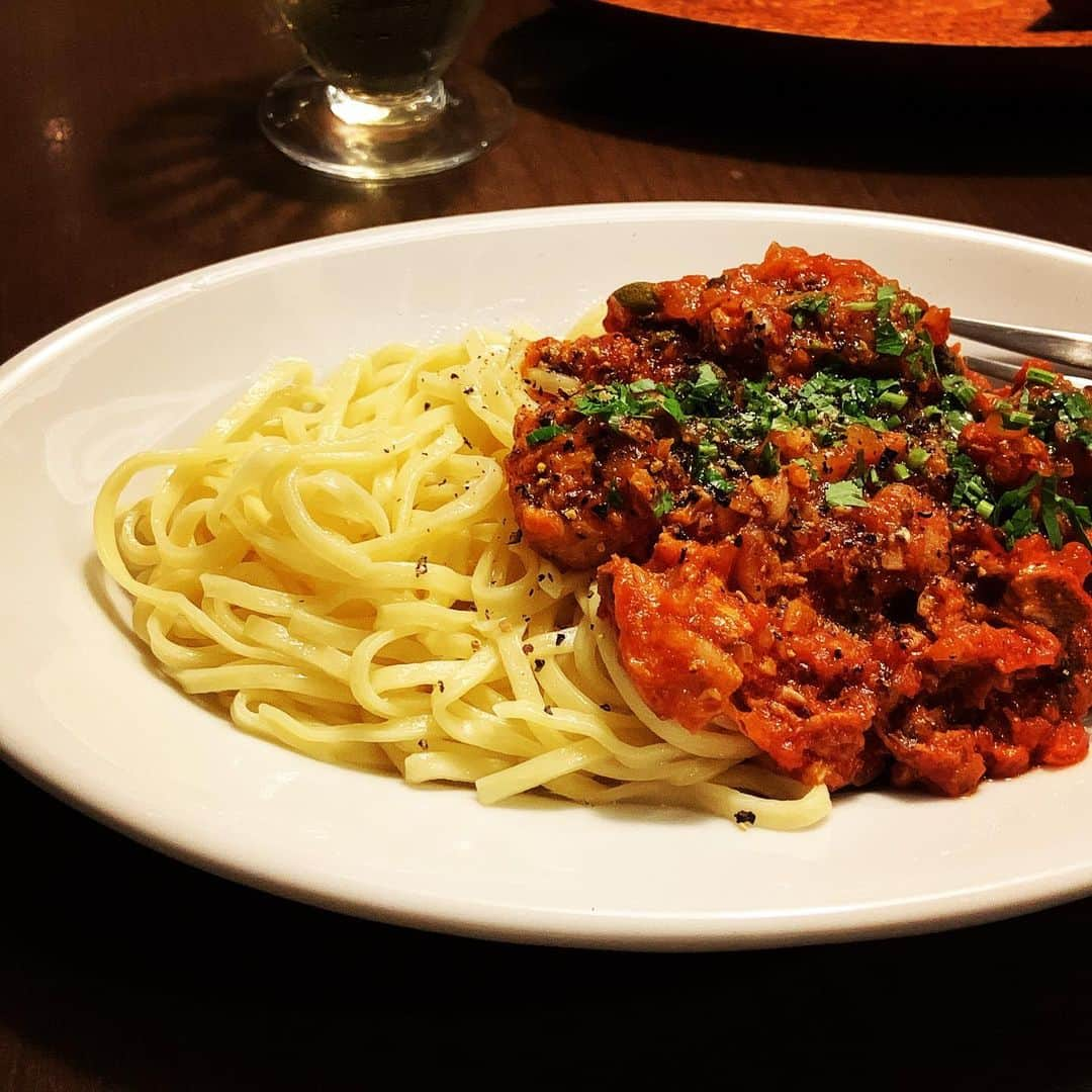 志摩有子さんのインスタグラム写真 - (志摩有子Instagram)「邦栄堂製麺の生パスタがあるので、サバ缶で簡単ソース。にんにく、玉ねぎを炒めてトマトの水煮缶、サバ缶、ケッパー、唐辛子。 ほぼ10分でできる簡単ソース。サバの旨みがすごくてビビる。口当たりがよくてモチモチの生パスタと相性抜群。  #サバ缶レシピ #サバ缶とトマトのパスタ  #邦栄堂製麺 #生パスタ」7月26日 22時29分 - ariko418