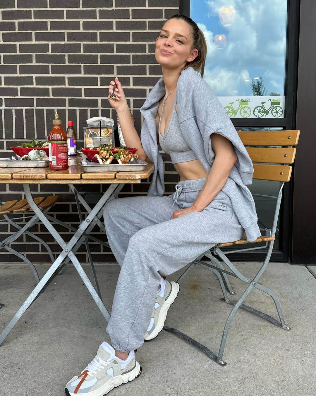 ダニエル・クヌッドソンのインスタグラム：「My face when the food arrives VS when I’m waiting 😝 @alo @aloyoga」