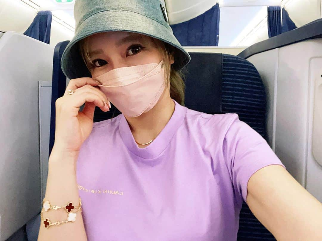 住谷杏奈さんのインスタグラム写真 - (住谷杏奈Instagram)「出張✈️✈️✈️ ･ 成田空港までパンちゃんに送ってもらい、 ANAラウンジへ行ったら、亜美ちゃんファミリーがいたの🫶 ･ すっごく偶然✨ ･ ･ 行く国も違うのに、 同じ日に同じ成田空港で 同じ時間帯にいたのが凄い✨ ･ 20分くらいだったけど、 ひとめ会えて嬉しかったぁ🫶 ･ また帰ってきたら会おうねん♥️ ･ ･ 機内では昔からマスクつける派😷 乾燥が気になるから💭 久しぶりにマスクつけた😷」7月26日 22時33分 - annasumitani