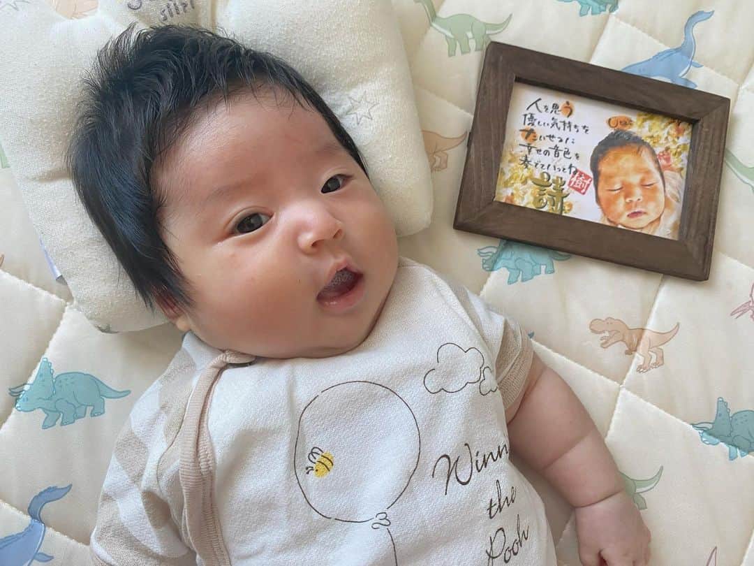 小泉留菜のインスタグラム：「👶🏻💓 . . 日に日に大きくなるの嬉しいんだけど ムチムチすぎんか？😘笑 . . @kino_oto_jm さまのお名前の詩×水彩写真✨ お名前を使って作る世界にひとつしかない詩と 水彩画加工した柔らかく温かみのあるお写真の 組み合わせが最高すぎる💞 誕生記念や敬老の日のプレゼントにもおすすめ🎁✨ ワンちゃんやネコちゃんもできるみたい🐶🐱💕 . . ほんと可愛くてお気に入り☺️💓 遥大のもお願いすればよかったな〜🤧💦 . . 3,500円以上のご購入時にお使いいただける 5%OFFクーポンあるのでぜひ使ってね🩵 【kno004】 . . #pr @kino_oto_jm  #樹の音 #名入れギフト #名入れ #出産祝い #出産祝いプレゼント #誕生日プレゼント  #3歳 #3歳男の子 #3歳児 #ママ #男の子ママ #ママスタグラム #25歳ママ #口唇口蓋裂 #関東ママ #埼玉ママ #第二子 #第二子出産 #赤ちゃん #ベビー #baby #女の子ママ #2児ママ #0歳 #0歳児 #0歳児ママ #兄妹  #生後1ヶ月 #1ヶ月ベビー」