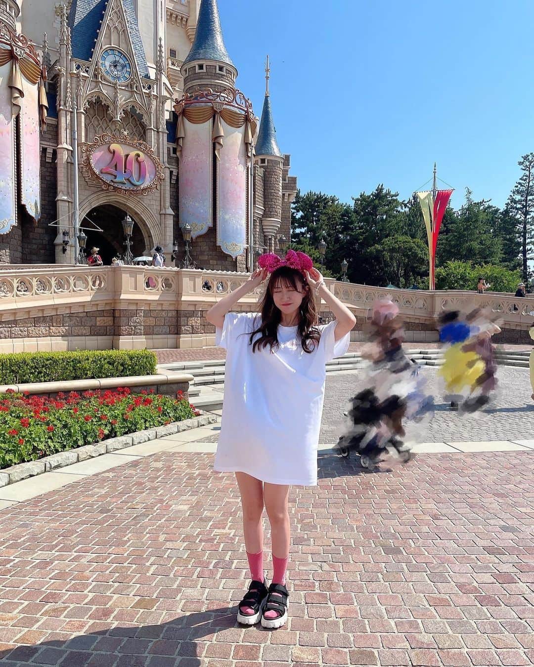 葵井るきさんのインスタグラム写真 - (葵井るきInstagram)「40周年のシンデレラ城可愛かった〜🏰🫧 40周年のTシャツ可愛すぎてりさちゃんと速攻買ってこれ着てディズニー行こ〜ってなったの🤍 周りみんなオシャレな格好でうちらレッスン着みたいだったけど夏のディズニーは涼しくて楽ちんなのが1番かも（笑）  カチューシャも靴下もお互いちゃんと自分のカラー意識高すぎ🩷💛全身おそろっちの2ショット最後にのせたよ〜🫧かわいい？？  #ディズニーランド #ディズニー #40周年 #ディズニーコーデ #ベイマックス #双子コーデ #bigpop #code  #disney #disneyland #tokyodisneyland #tdl #followme #instalike #instagood #fashion #ootd #instagood #instalike #followme」7月26日 22時33分 - ruuki_gram_