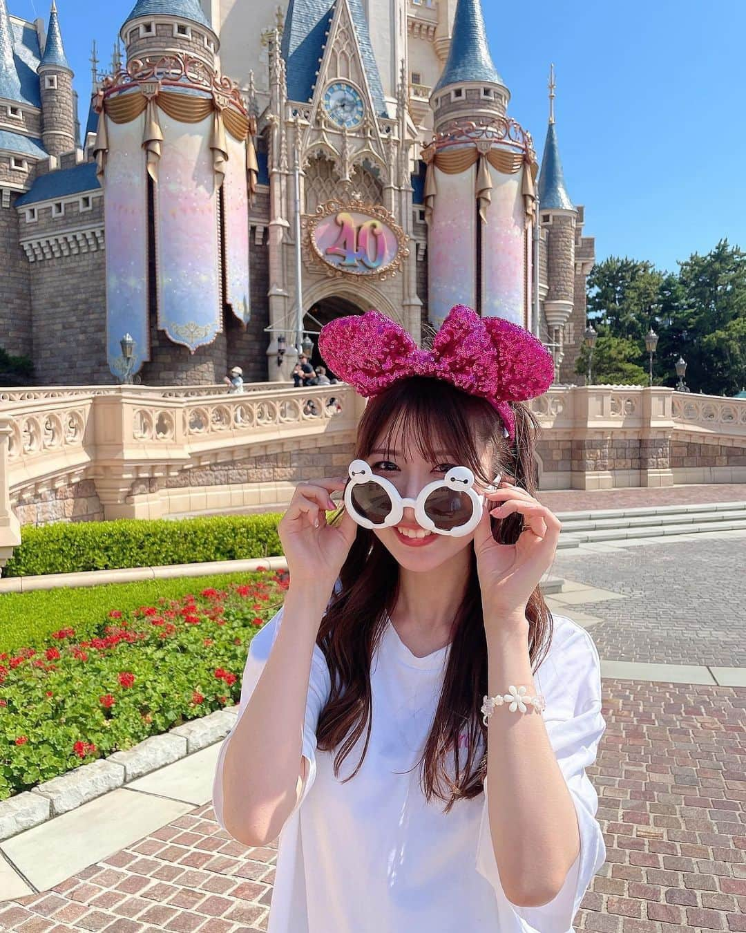 葵井るきのインスタグラム：「40周年のシンデレラ城可愛かった〜🏰🫧 40周年のTシャツ可愛すぎてりさちゃんと速攻買ってこれ着てディズニー行こ〜ってなったの🤍 周りみんなオシャレな格好でうちらレッスン着みたいだったけど夏のディズニーは涼しくて楽ちんなのが1番かも（笑）  カチューシャも靴下もお互いちゃんと自分のカラー意識高すぎ🩷💛全身おそろっちの2ショット最後にのせたよ〜🫧かわいい？？  #ディズニーランド #ディズニー #40周年 #ディズニーコーデ #ベイマックス #双子コーデ #bigpop #code  #disney #disneyland #tokyodisneyland #tdl #followme #instalike #instagood #fashion #ootd #instagood #instalike #followme」