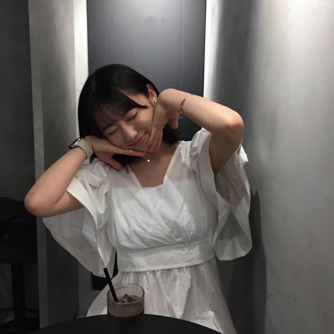 のインスタグラム：「ずっと黒着てた反動で最近はずっと白い」