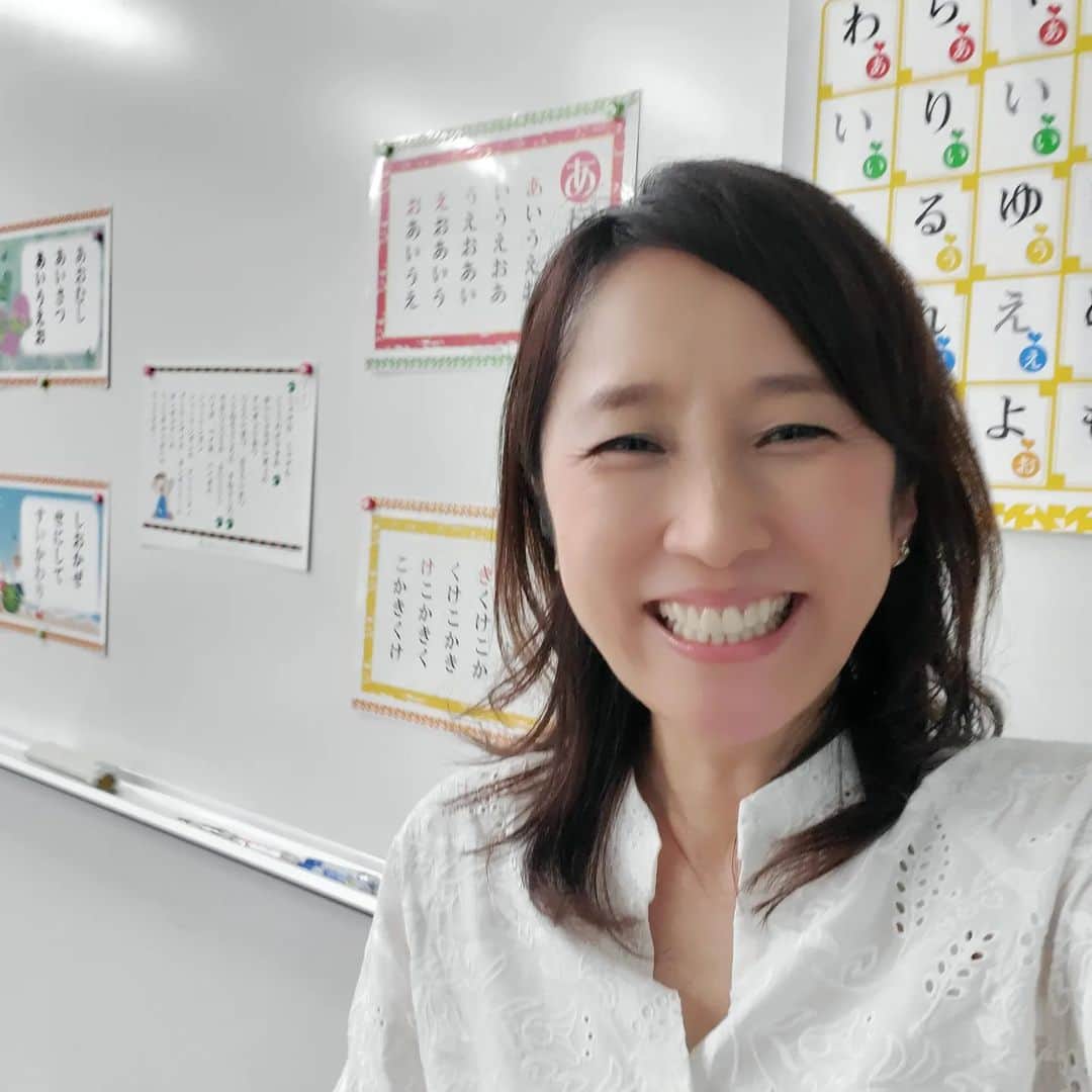 常世晶子のインスタグラム：「あ。これ、先日の大笑い。 朝小サマースクールの時の。  撮る瞬間にお仲間から「可愛いですよ💕」と声をかけられ、照れる。  先輩アナウンサーの皆様、みんな優しいからね🎵  #常世晶子 #ガハハと笑う  #楽しかった #顔も声も素直  #そういう人」