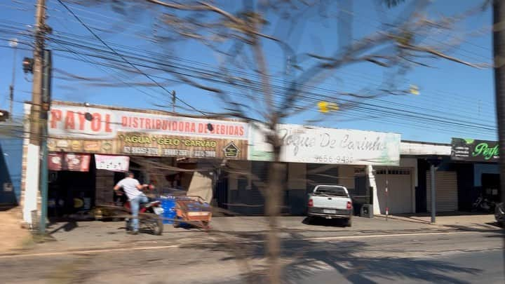 鈴木拓のインスタグラム：「ブラジル着いたよ！  クソしようとしたら便座が無かったよ！  現地の人に聞いたら盗まれるから便座は置かないらしい。  ちょっと前までは鎖で便器も盗難防止で繋がってたらしい。  ちなみにトイレの鍵もなかったぜ！  ブラジル最高！」