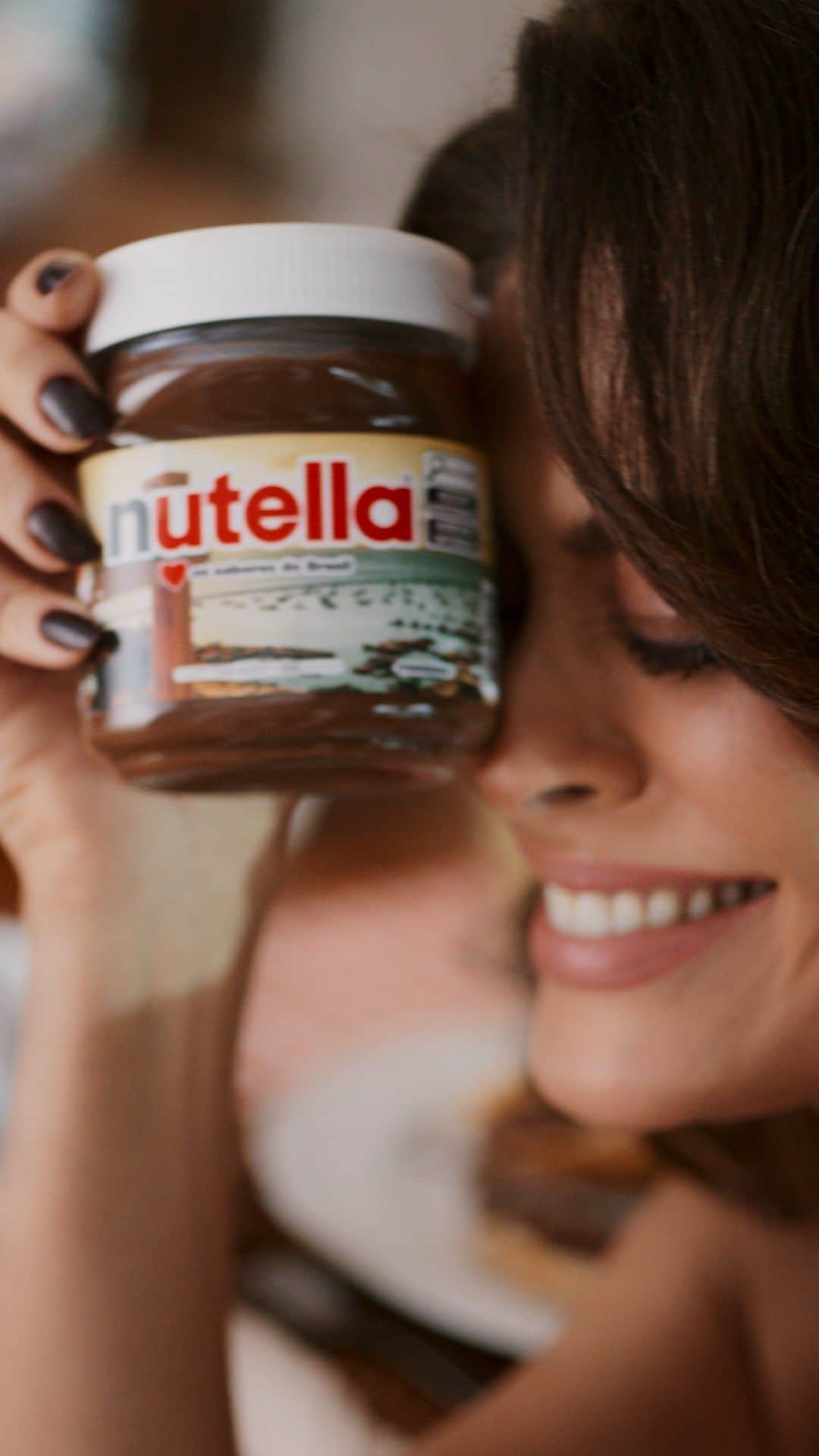 ジュリアナ・パエスのインスタグラム：「Gente, como não amar Nutella®️? Eu sou apaixonada! E agora @nutellabr está com uma campanha pra homenagear o nosso País que vai deixar todo mundo com água na boca: Nutella Ama Os Sabores do Brasil. A marca apresenta 11 novas e limitadas embalagens que homenageiam as regiões do nosso País tão rico em belezas e em receitas deliciosas para o café da manhã! Eu quero experimentar TODAS!! E aí, qual é a sua receita favorita com Nutella®️? Conta aqui nos comentários. #NutellaAmaOSaboresDoBrasil @nutellabr #publi」