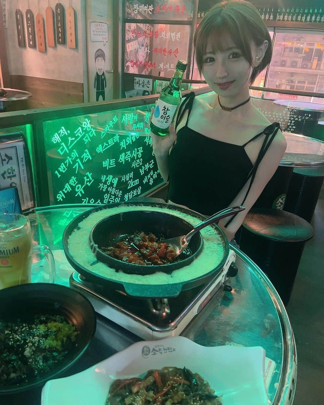 駒井まちのインスタグラム：「⁡ ⁡ 道頓堀にある韓国料理屋さん 🇰🇷🥢イムチャンジョンのソジュハンジャン @imchangjung_sojuhanjan ⁡ 辛い物大好きだけど夏は特に美味しく感じる🌶️´- ⁡ メニューも豊富でこの日は チーズダッカルビと韓国おにぎりとチャプチェを 食べてきました😋⭐️ 韓国おにぎりは自分で握れるのが楽しい笑  リーズナブルな上どれも美味しかったよ🥹 ⁡ 店内もレトロで可愛いしまた他のメニューも食べに行きたいな💫 ⁡ ⁡ 〰︎〰︎〰︎〰︎〰︎〰︎〰︎〰︎ ⁡ 🇰🇷韓国料理  イムチャンジョンのソジュハンザン難波 大阪府大阪市中央区宗右衛門町7-6 菱富ビル3階 ⁡ 〰︎〰︎〰︎〰︎〰︎〰︎〰︎〰︎ ⁡ #大阪韓国料理 #大阪韓国料理店   #心斎橋居酒屋  #大阪居酒屋  #心斎橋グルメ #ミナミグルメ #道頓堀グルメ #なんばグルメ #難波グルメ  #難波ディナー  #道頓堀  #도톤보리　#도톤보리맛집　#난바맛집 #난바　#오사카맛집」