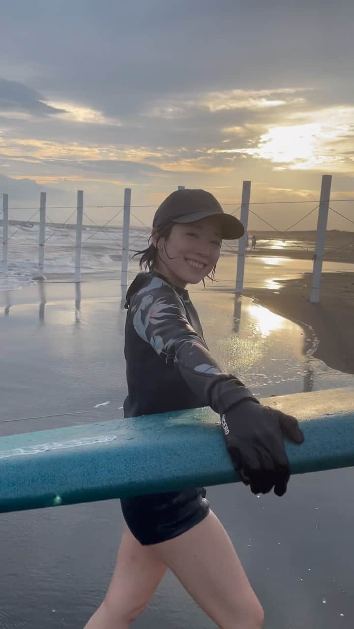 傳彩夏のインスタグラム：「少し前の風波 sunset surf🌅🫶🏻」