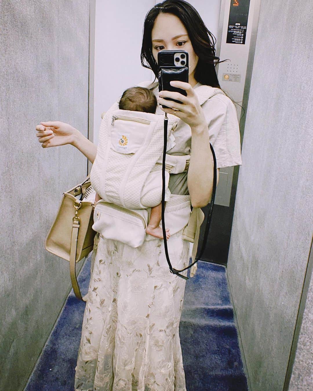 高橋菜生のインスタグラム：「. 1ヶ月健診 なにも問題なく元気に育ってるとのこと👶🏻❤️ 菜生の回復も順調✌️  少しづつのお散歩許可もでたから 早速夜ぱぱとぶんちゃんと4人でお散歩🐕  早くいろんなところに行きたいね🫶  3398g / 52.0cm」