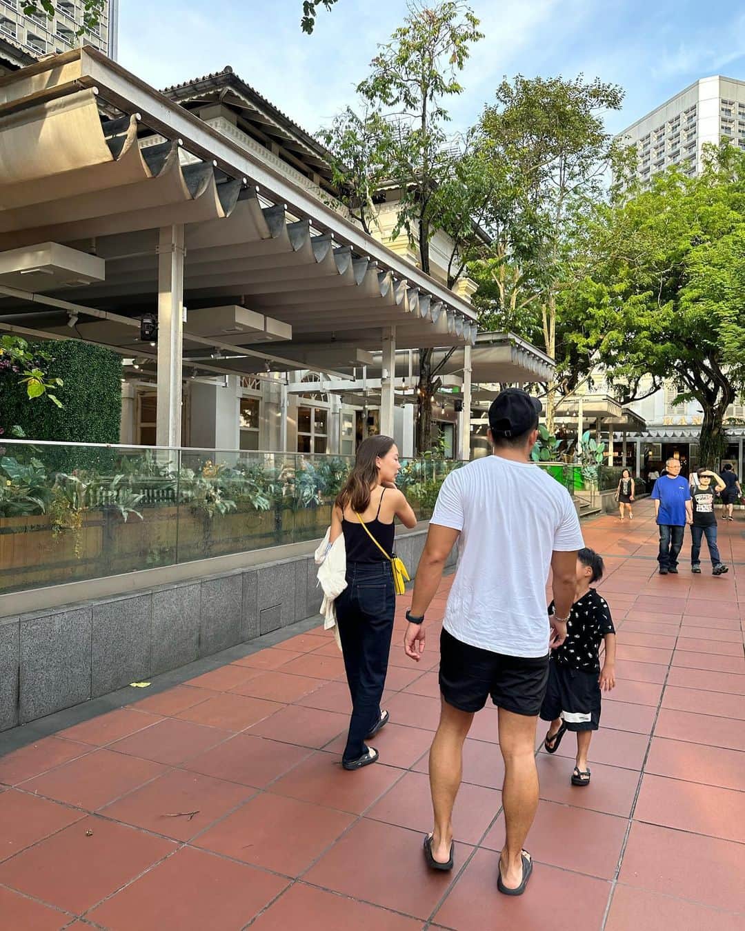 小西翼さんのインスタグラム写真 - (小西翼Instagram)「. この2人には頭上がらん ぐらいお世話になった🥲🤍✨ 子どもたちと家族みたいに 接してくれてありがとう。  #愛#シンガポール旅行 #子連れシンガポール #ぶりぶりおじさん#さくらんぼおじさん #くさ王子」7月26日 22時44分 - tucha_k