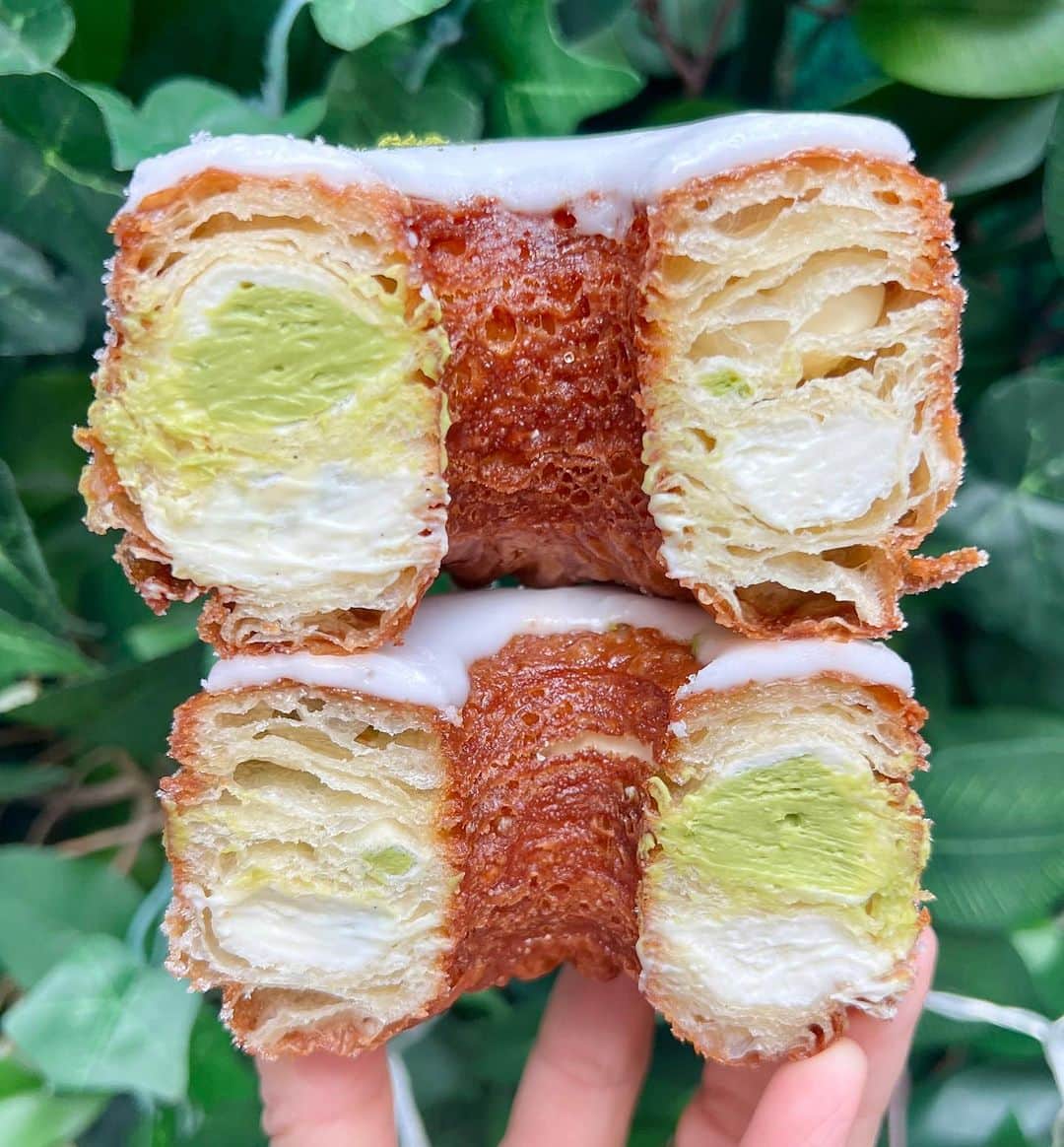 DOMINIQUE ANSEL BAKERYのインスタグラム：「Meet our August Cronut® for NYC: Matcha & Coconut, filled with matcha green tea 🍵 ganache paired with creamy coconut 🥥 ganache. Perfect for summer days in Soho. Starts August 1st here at that Bakery, and preorders are at CronutPreorder.com for pick-ups. The first batch is now live for shipping nationwide at DominiqueAnselOnline.com (tap photo ⬆️ to order for shipping; TIP: read the dates carefully, you must select Aug 3rd-Sept 1st as your estimated delivery date to receive the August Match Coconut flavor).」