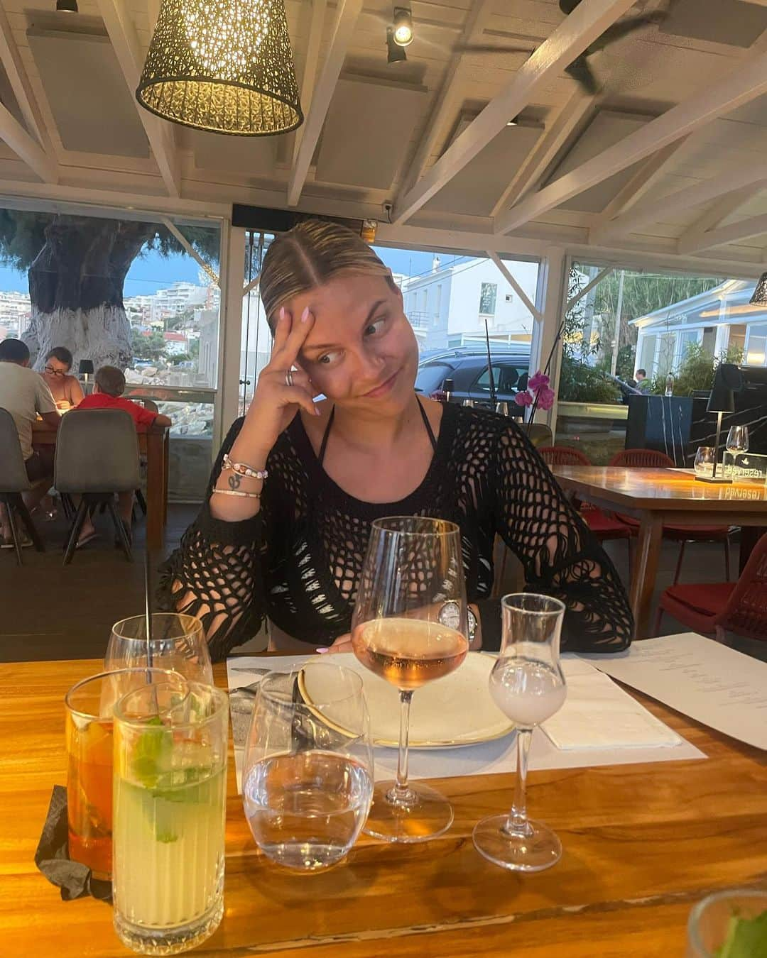 Dagi Beeさんのインスタグラム写真 - (Dagi BeeInstagram)「Last weeks camera roll #week29 ✨ Die 12 Tage in Kreta sind geflooooogen - wir hatten eine schöne entspannte Zeit mit unserer Familie 🤍   Foto 1 : me in my natural habitat. Foto 2 : skip-bo im Urlaub >>>🤌🏼 Foto 3 : bisschen überschätzt mit dem Drinks bestellen 🫠 Foto 4 : @zulathepom war schwimmen & hat dann besonders viel Abstand zum Pool genommen  Foto 5 : Wir waren auf einer kleinen Farm & Nelio hat Hühner gesehen 🥹 Foto 6 : Souvenir Shop aesthetics  Foto 7 : daddy & baby 🤍 ( hatte noch 3 weitere, aber Instagram wollte einfach 4x das selbe Bild posten 🥲🥲🥲 )」7月26日 22時44分 - dagibee