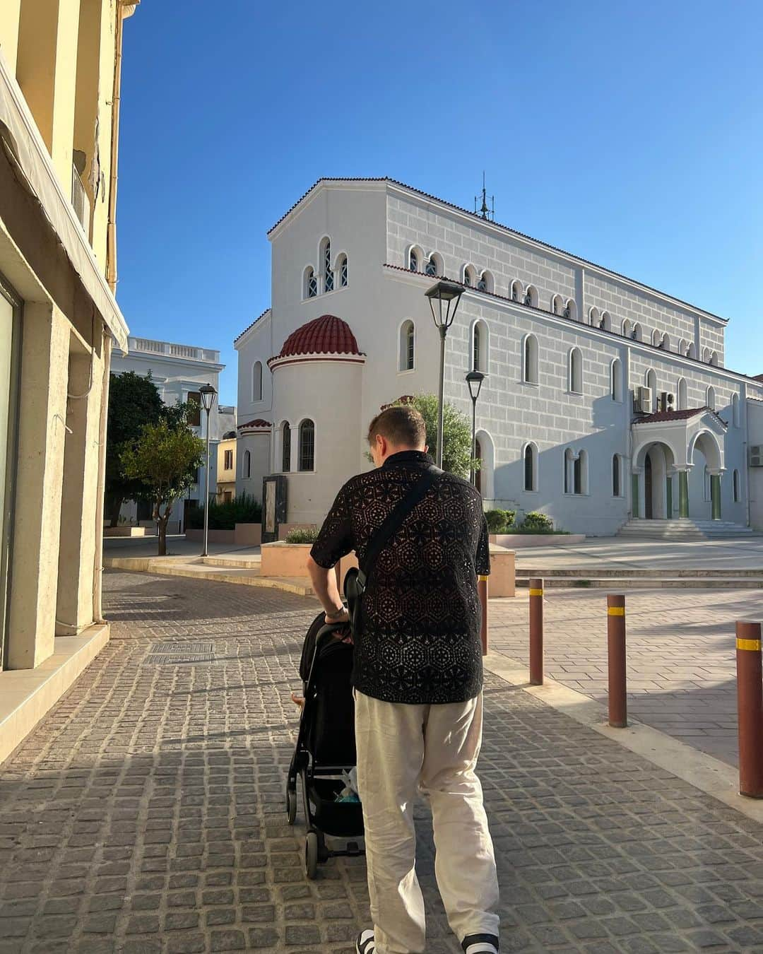 Dagi Beeさんのインスタグラム写真 - (Dagi BeeInstagram)「Last weeks camera roll #week29 ✨ Die 12 Tage in Kreta sind geflooooogen - wir hatten eine schöne entspannte Zeit mit unserer Familie 🤍   Foto 1 : me in my natural habitat. Foto 2 : skip-bo im Urlaub >>>🤌🏼 Foto 3 : bisschen überschätzt mit dem Drinks bestellen 🫠 Foto 4 : @zulathepom war schwimmen & hat dann besonders viel Abstand zum Pool genommen  Foto 5 : Wir waren auf einer kleinen Farm & Nelio hat Hühner gesehen 🥹 Foto 6 : Souvenir Shop aesthetics  Foto 7 : daddy & baby 🤍 ( hatte noch 3 weitere, aber Instagram wollte einfach 4x das selbe Bild posten 🥲🥲🥲 )」7月26日 22時44分 - dagibee