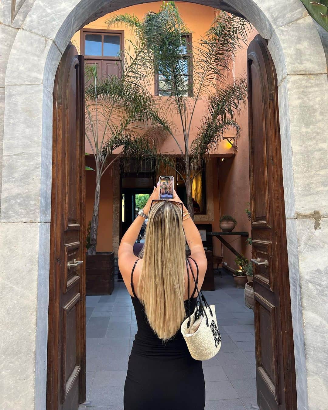 Dagi Beeのインスタグラム：「Last weeks camera roll #week29 ✨ Die 12 Tage in Kreta sind geflooooogen - wir hatten eine schöne entspannte Zeit mit unserer Familie 🤍   Foto 1 : me in my natural habitat. Foto 2 : skip-bo im Urlaub >>>🤌🏼 Foto 3 : bisschen überschätzt mit dem Drinks bestellen 🫠 Foto 4 : @zulathepom war schwimmen & hat dann besonders viel Abstand zum Pool genommen  Foto 5 : Wir waren auf einer kleinen Farm & Nelio hat Hühner gesehen 🥹 Foto 6 : Souvenir Shop aesthetics  Foto 7 : daddy & baby 🤍 ( hatte noch 3 weitere, aber Instagram wollte einfach 4x das selbe Bild posten 🥲🥲🥲 )」