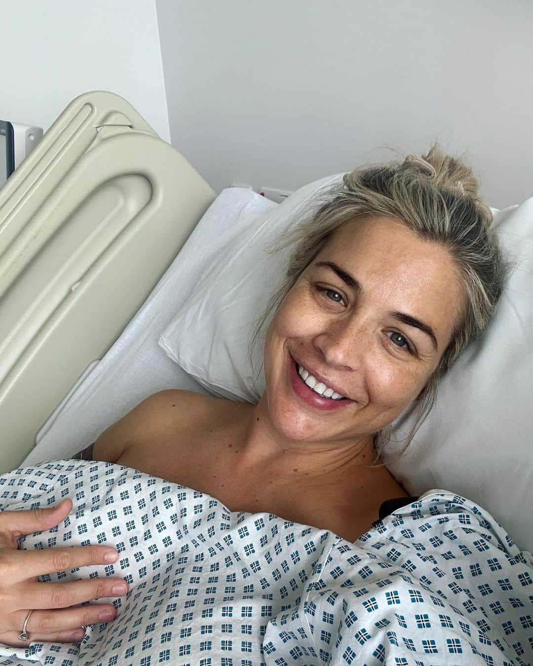 ジェマ・アトキンソンのインスタグラム：「Lots of you have asked if I got my much hoped for VBAC….  This was me on mon 17th July 3hrs after an elected C section.  I didn’t get my vaginal birth. My waters broke and I went into labour and stayed at home for as long as possible (it helped that the Wimbledon men’s final was on!)  My contractions got down to every 6 mins or so and then slowly just stopped. We headed into the hospital 24hrs after my waters broke as they had changed colour a little. Thiago had opened his bowels. Thanks son! Already shitting on me 🤦🏼‍♀️😂  I was given the choice of the artificial hormone to induce labour again or a section.  Weeks ago we said if it came down to that we would 100% go with the section. I had the hormone injection with Mia and it was awful 😩 plus after that it ended up in an emergency C section and PPH anyway. This time was SO much more relaxed. It was actually a wonderful experience and it just so happened that the same surgeon who delivered Mia was on shift. So she delivered Thiago as well 🥹❤️  Of course recovery is still tough, it’s a huge operation regardless, but I couldn’t be happier in the outcome of how he arrived. It felt like somehow it was meant to be this way. My incredible mum has moved in this week while Gorka is away which me and Mia are loving. Although I have to keep reminding her to stop buying me pastries!  As I always do with every situation I’ve sat back and looked for a silver lining, which in this case, is after two babies, Gorka’s favourite pub is still very much intact. 😉😉 I take my hat off to any which way our babies are born. Vaginal or a section, theres no easy way. Pregnancy, labour and the 4th trimester is tough! But so are we 🙌🏼」