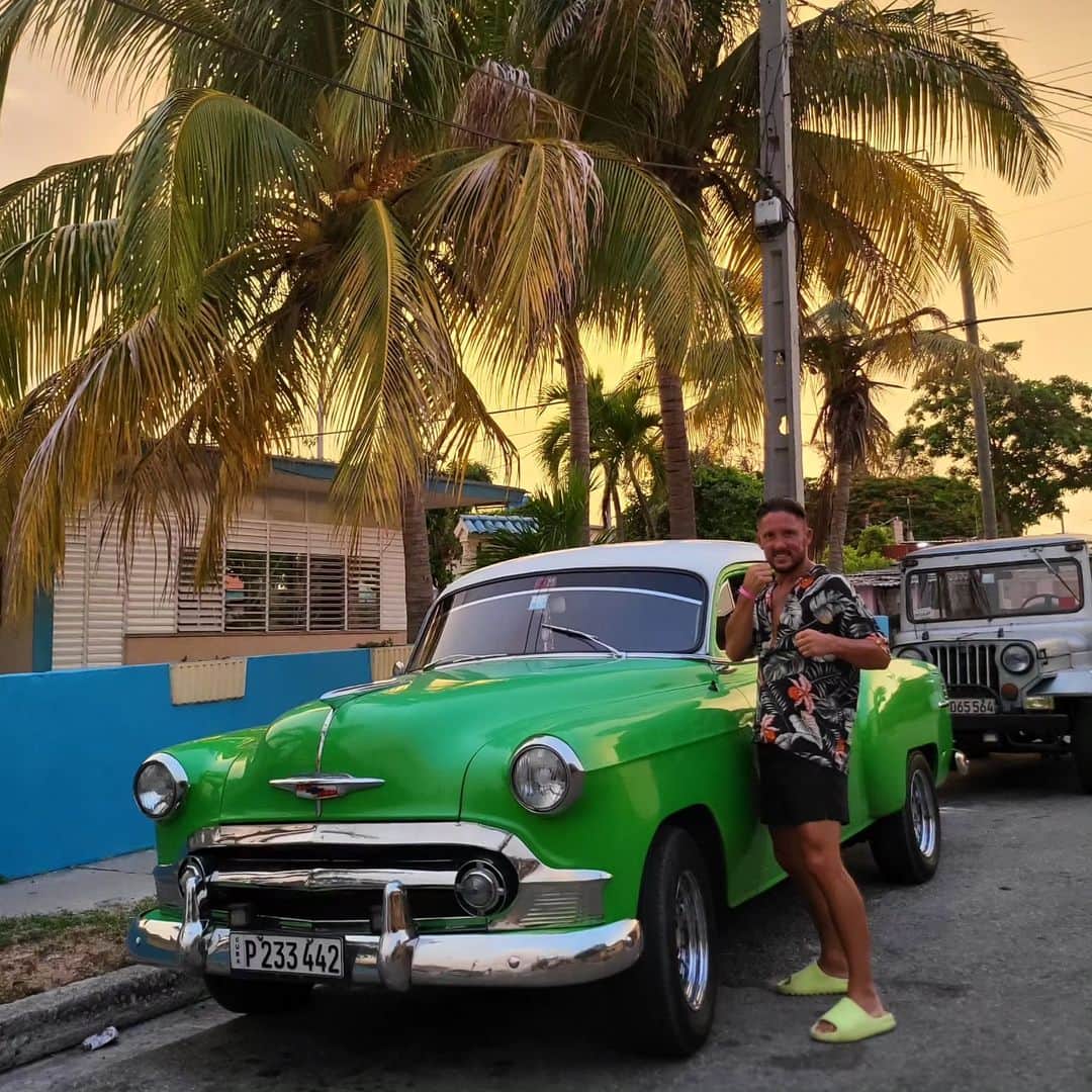 アンディ・サワーのインスタグラム：「This is Cuba!!! No tengo melon!!!  Maar foto's en belevingen zijn goud waard!  #Cuba #memories #family #picture #cubanichistyle #cars #oldtimers」