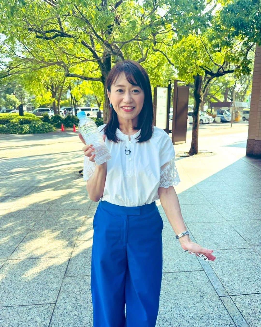 大隅智子のインスタグラム：「きょうは、恒例の水曜中継。冷たいペットボトルで「手のひらを冷やす」熱中症対策をお伝えました！ 手のひら冷却は、熱中症の予防になりますよ。 #手のひら冷却 #お好みワイドひろしま #広島 #熱中症対策」