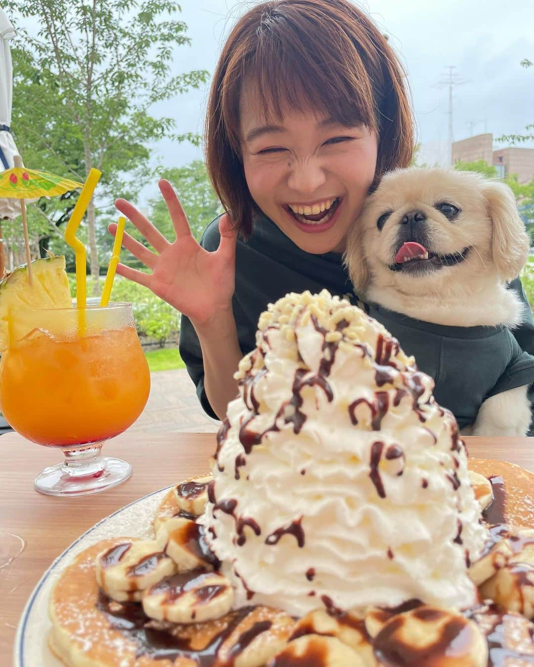 有田優理香のインスタグラム：「🍹  とにかくエッグスンシングスが好きすぎて、 いろんな人を連れて行きがち🥹🥞💓笑 パンケーキ仲間募集中です✌️  先日は梅雨真っ只中、澤村夫婦が遊んでくれました！ 結婚式から１年🥂 幸せいっぱいな「うまむらゆうき！」ご覧ください…☺️  #エッグスンシングス #広島ゲートパーク #シミントひろしま #ペキニーズ #広島テレビ #テレビ派 #アナウンサー #休日 #うまむらゆうき　#奥様の絶妙な間　#うまやましょうご　#流行るといいな」