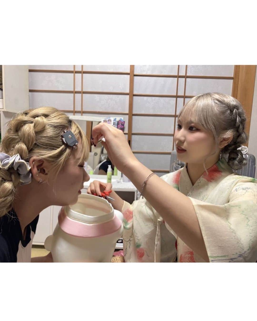 宮丸くるみさんのインスタグラム写真 - (宮丸くるみInstagram)「今年初浴衣初花火♡  最後はお祭り行く前に友達の前髪カットしてるとき＾＾  #花火大会 #花火 #天神祭 #浴衣 #浴衣ヘアアレンジ #夏着物 #アップヘア #ツインお団子 #あみこみアレンジ #ハイトーンカラー #アップスタイル #お祭り #祭り」7月26日 22時50分 - k_r_m1225