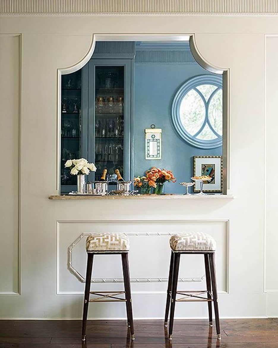 Homepolishのインスタグラム：「How glamorous is this bar setup in the Atlanta home of designer Suzanne Kasler?  @suzannekasler  Via @thisisglamorous photo via @onekingslane   #beautifulhomes #designerstyle #interiordesign #designinspiration #homedecorideas #millwork #bespokehome」