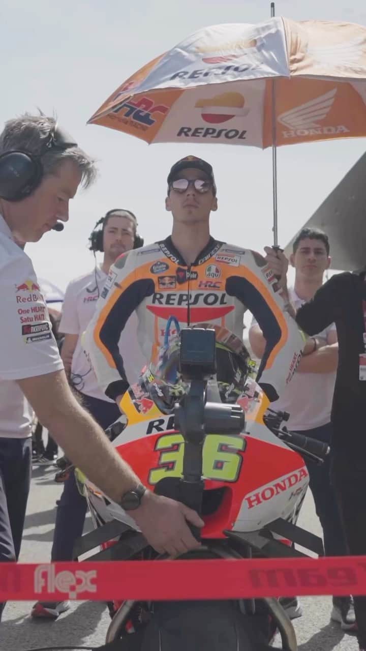 レプソル・ホンダのインスタグラム：「Ready to get back on the horse 🐎🐎」