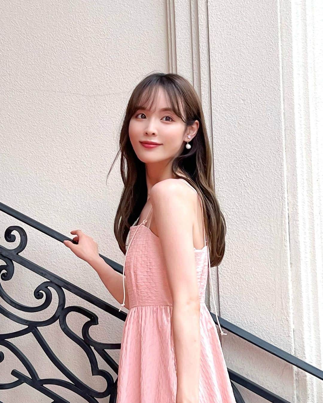 磯田 ひかる(Hikaru Isoda) のインスタグラム：「こんばんは♡ 今日も一日お疲れ様でした🙏  最近はサラッと1枚で着れるワンピースばっかり😮‍💨💞 夏は明るめカラーが着たくなる🪽🪽  【着用アイテム】 Dress @lilambition_official  Bustier Volume Camisole Onepiece サイズ:S カラー:PINK ¥14,000(税込)  Shoes @hermes  Bag @polene_paris  ------------------------------ picaru：162cm / 骨格ウェーブ 1st ブライトスプリング 2nd ブライトサマー  大人可愛いスタイルアップコーデ ヘアメイクを合わせた トータルスタイリングを提案🤍  不定期にストーリーで ファッションお悩み相談募集中🥰 ------------------------------  他の投稿を見る→【@picaruuu】」