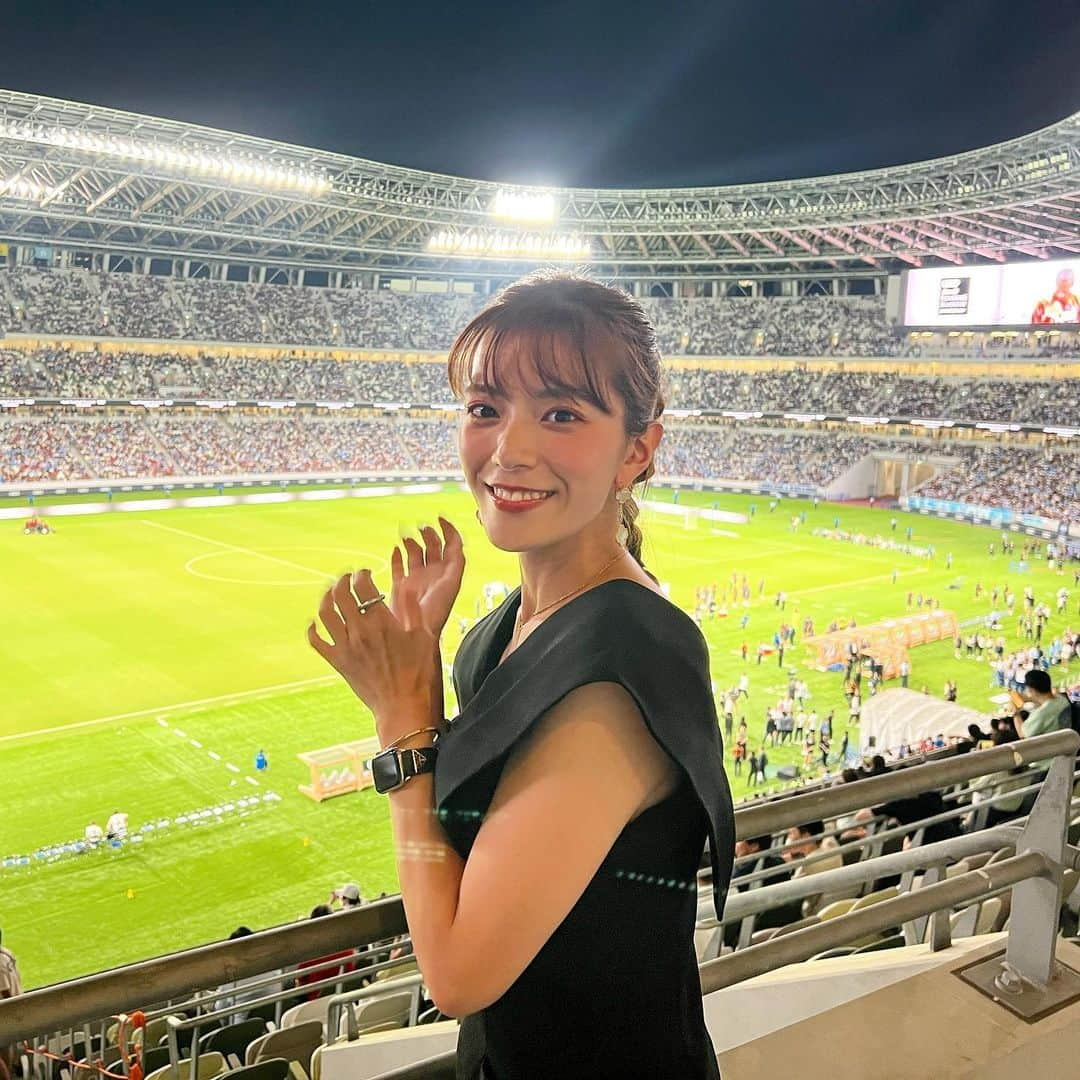 三谷紬さんのインスタグラム写真 - (三谷紬Instagram)「❤️🩵 #bayernmunich vs#manchestercityfc の試合 今日は客席から観戦しました⚽️♡ 世界最高峰のチーム同士の対戦。 パスを回している足元に見惚れる…🥺 止めてパス、止めてパスのスピードの速さ。 全ての動きに技術とセンスを感じて。 サッカー上手いって かっこいいなぁと改めて感じられた日でした。 * #バイエルン#bayern#ミュンヘン#münchen#マンチェスターシティ#manchester#city#mancity#国立競技場#ブンデスリーガ#リーグアン#サッカー#soccer#football#変な#ポーズ#笑#テレビ朝日#アナウンサー#三谷紬」7月26日 22時56分 - mitani_tsumugi